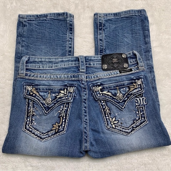 Miss Me Girl's Blue Floral Embroidered Capri Jeans Size 16 x 17” - Picture 3 of 7